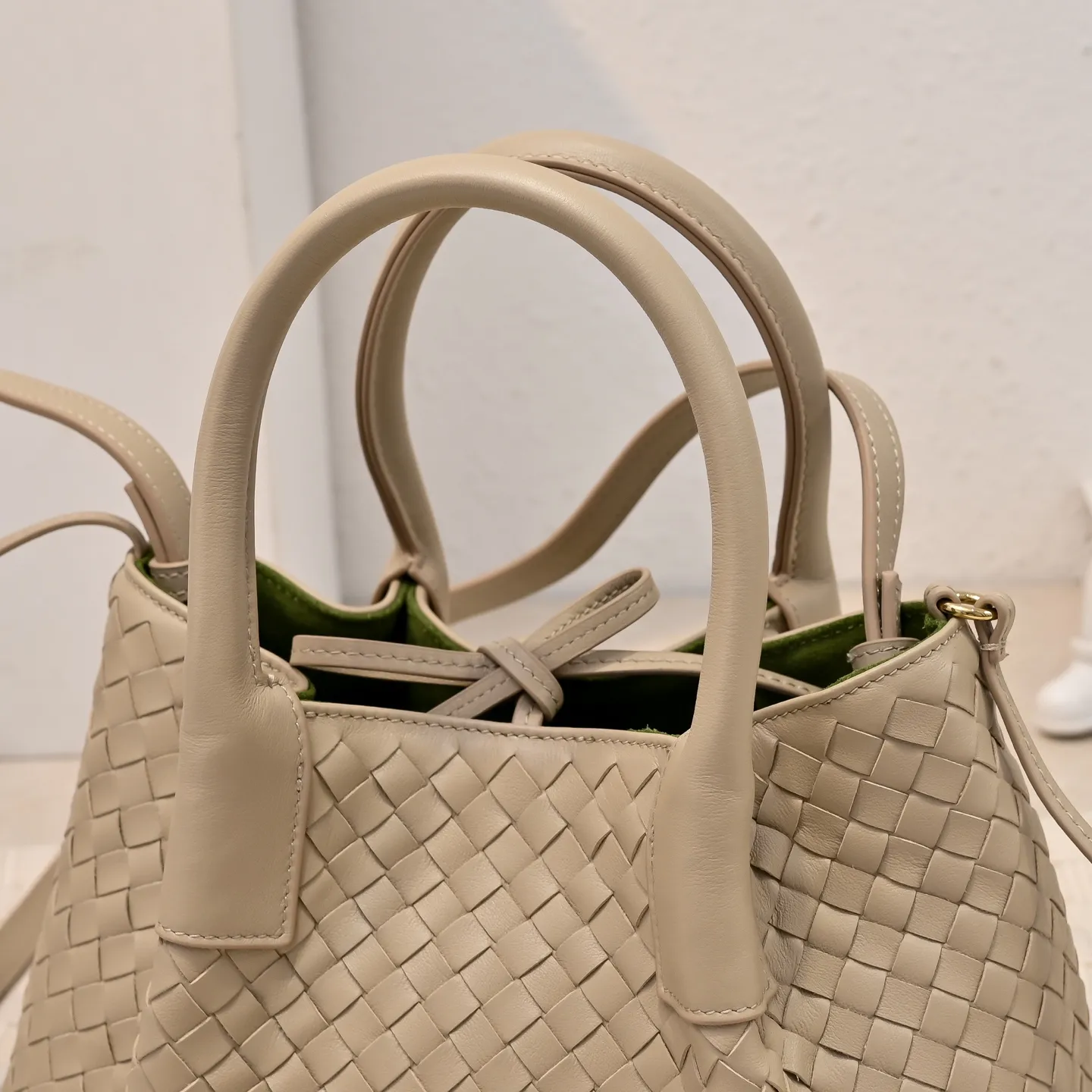 Batch 1760 BOTTEGA VENETA 2025 new product pinacoteca has super soft leather, and the weaving function, practicality and relaxed fashion sense have not fallen behind❤️‍🔥Amway has given sisters a must-have bag when going out. The size of the bag also accurately meets the commuting needs of urban beauties. It can accommodate mobile phones, keys, lipstick, powder, sunscreen, shopping bags...all of it! ! ! 🔥The capacity should not be underestimated~ It does not choose people, clothes, or occasions. With its majestic curved outline, exquisite woven texture, delicate edges and rounded handles, this woven vegetable basket bag truly achieves the goal of "dressing up and being fashionable without getting in the way"~ Are you interested in Jimei? Style number: 9004 Size: 24*15*12cm